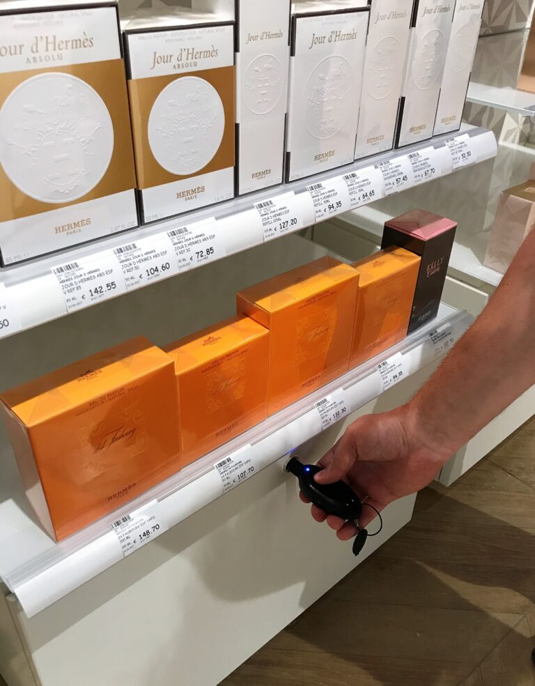 Schublade mit intelligenter Verriegelung zur Sicherung des Bestands an Parfüms und Duftstoffen, die die Mitarbeiter an Kunden ausgeben oder zum Auffüllen der Tester verwenden können.
