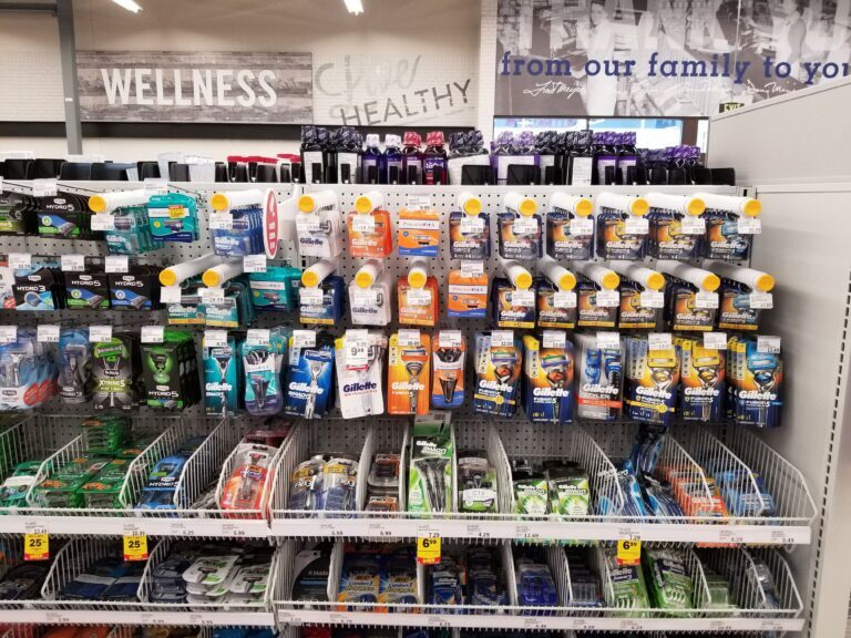 Gillette-Rasierer und -Klingen, die an Hängedisplays befestigt sind, die mit einer Zeitverzögerung ausgestattet sind, um ein Herunterfallen zu verhindern.