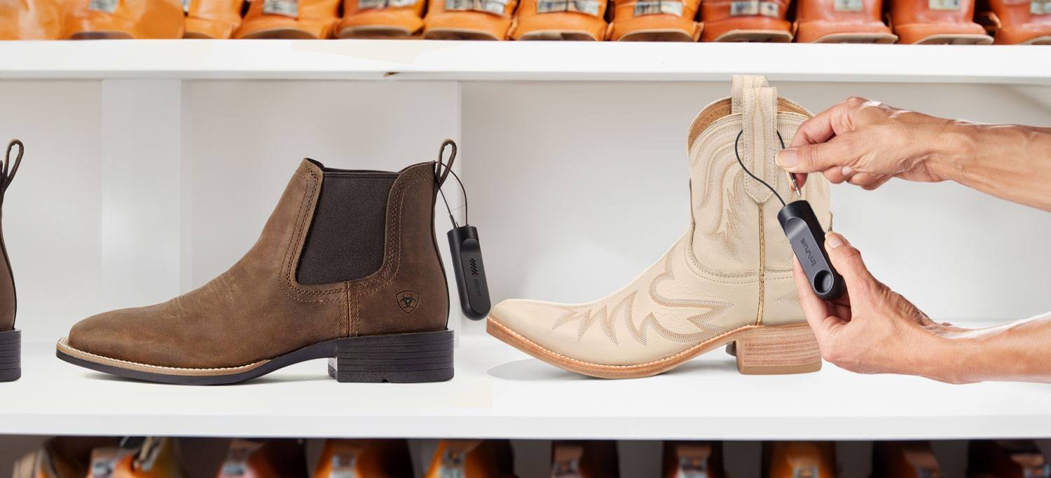 Cowboy-Stiefel auf dem Display mit Cable Lock Anchor
