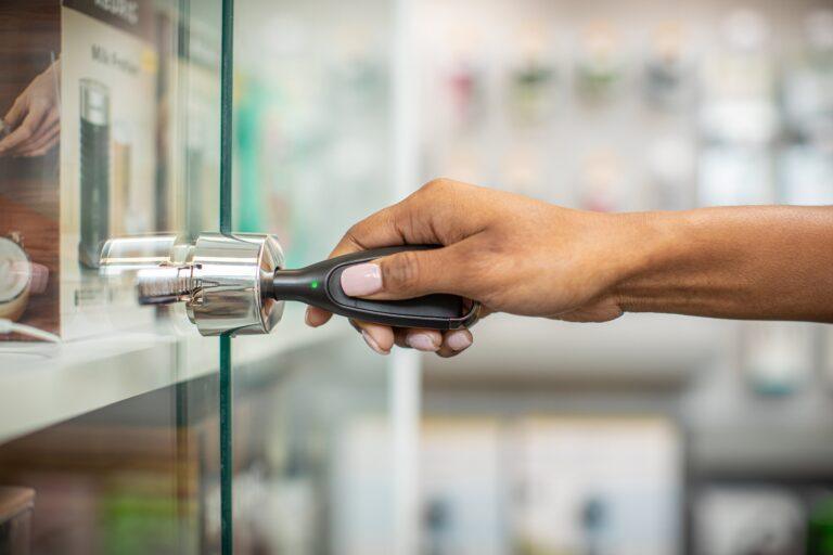 OneKEY Smart Lock für ausschwenkbare Glastüren und Schränke