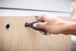 Frau Hand Entriegelung OneKEY Schloss