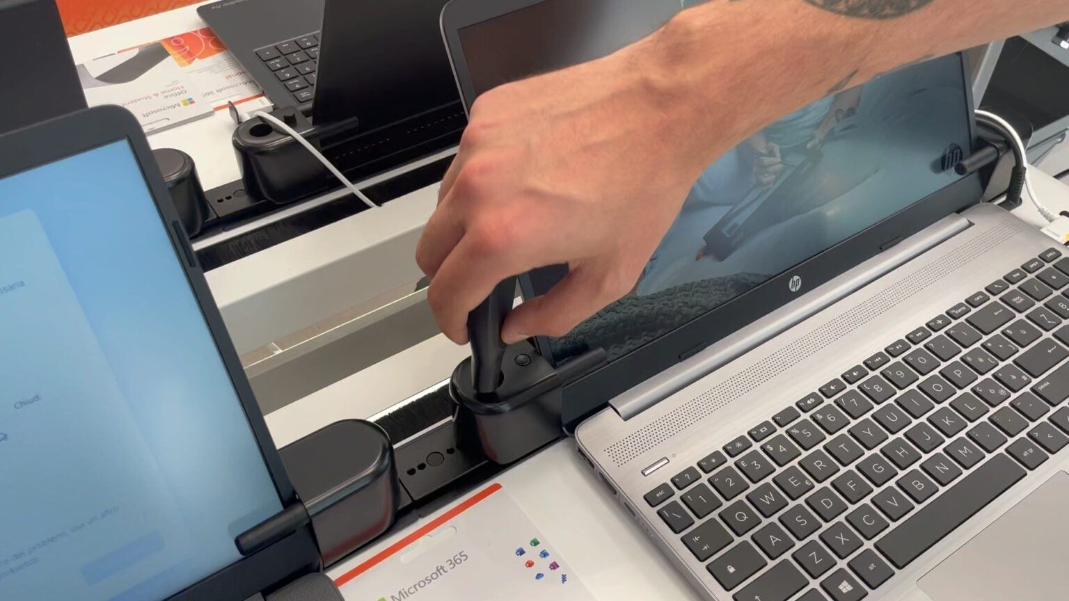 Laptop-Schloss wird bei Expert Link entriegelt