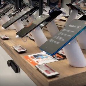 OnePOD mit Handys, die bei Expert Link ausgestellt sind
