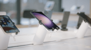 OnePODs mit Telefonen in einem Display
