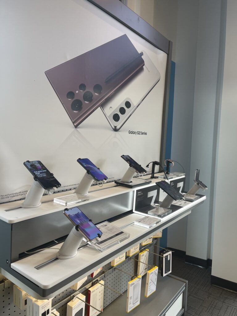 LIVE OnePOD Ausstellen von Handys und iPads im AT&T Store