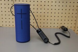 Lautsprecher mit angebrachtem Cable Lock Anchor