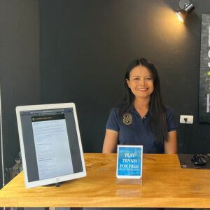 Frau am Tisch mit InVue Produkten bei SiamSportsPro