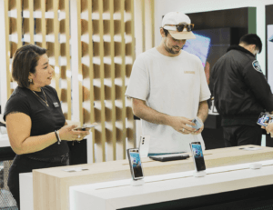 Zwei Personen an einem Tisch mit Samsung Telefonen