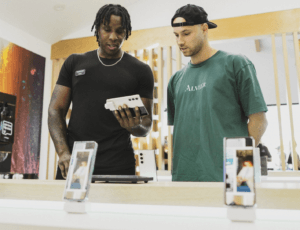 Zwei Männer halten ein Samsung Gerät
