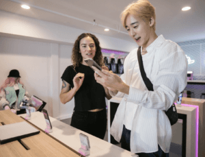 Zwei Menschen halten ein Samsung Telefon