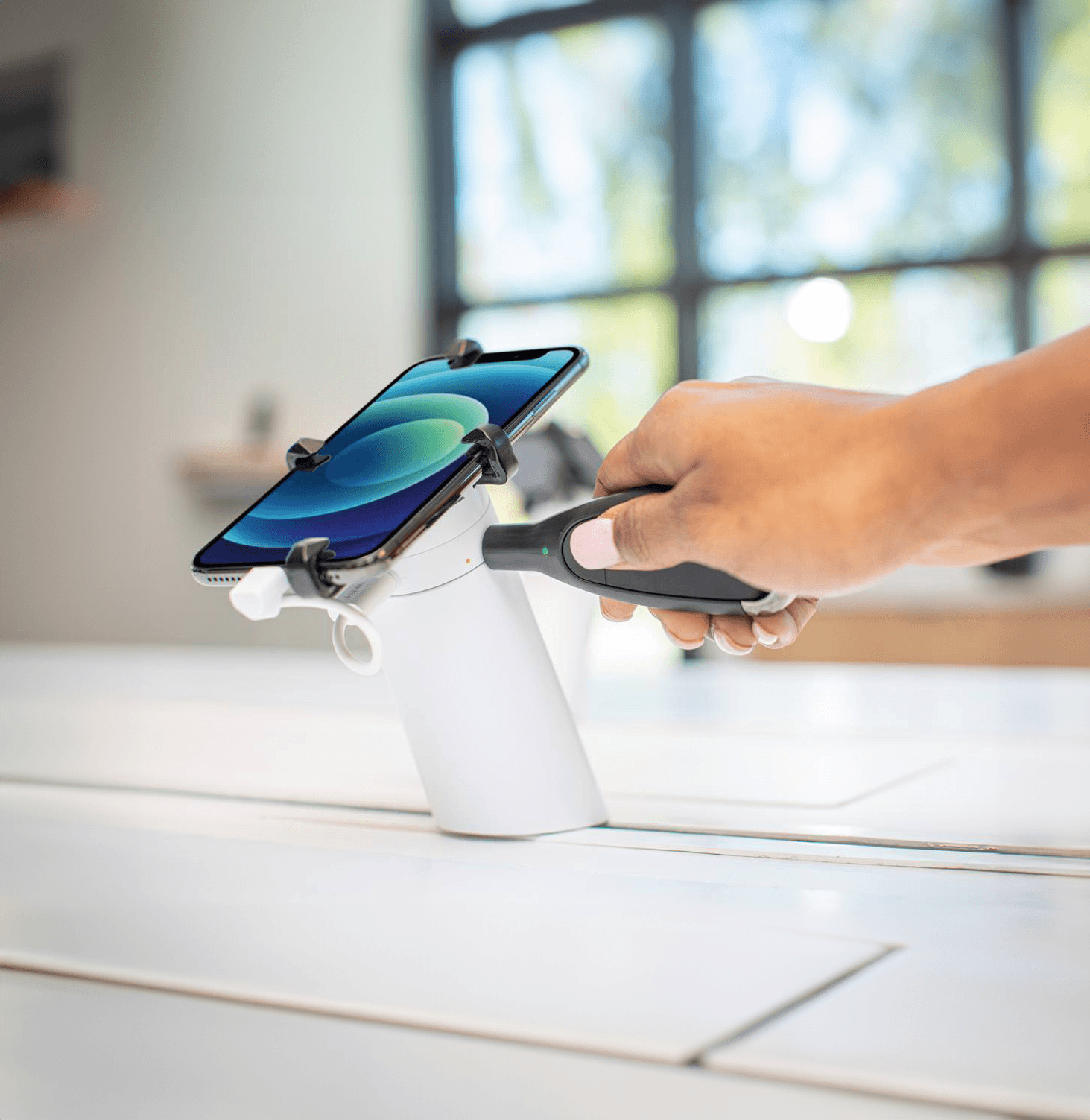 Person entriegelt One60 mit OneKEY