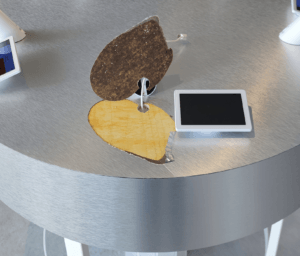 Zerbrochener Tisch im Mii
