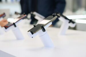 Smartphone wird angezeigt von OnePOD Max im Claro-Einzelhandelsgeschäft
