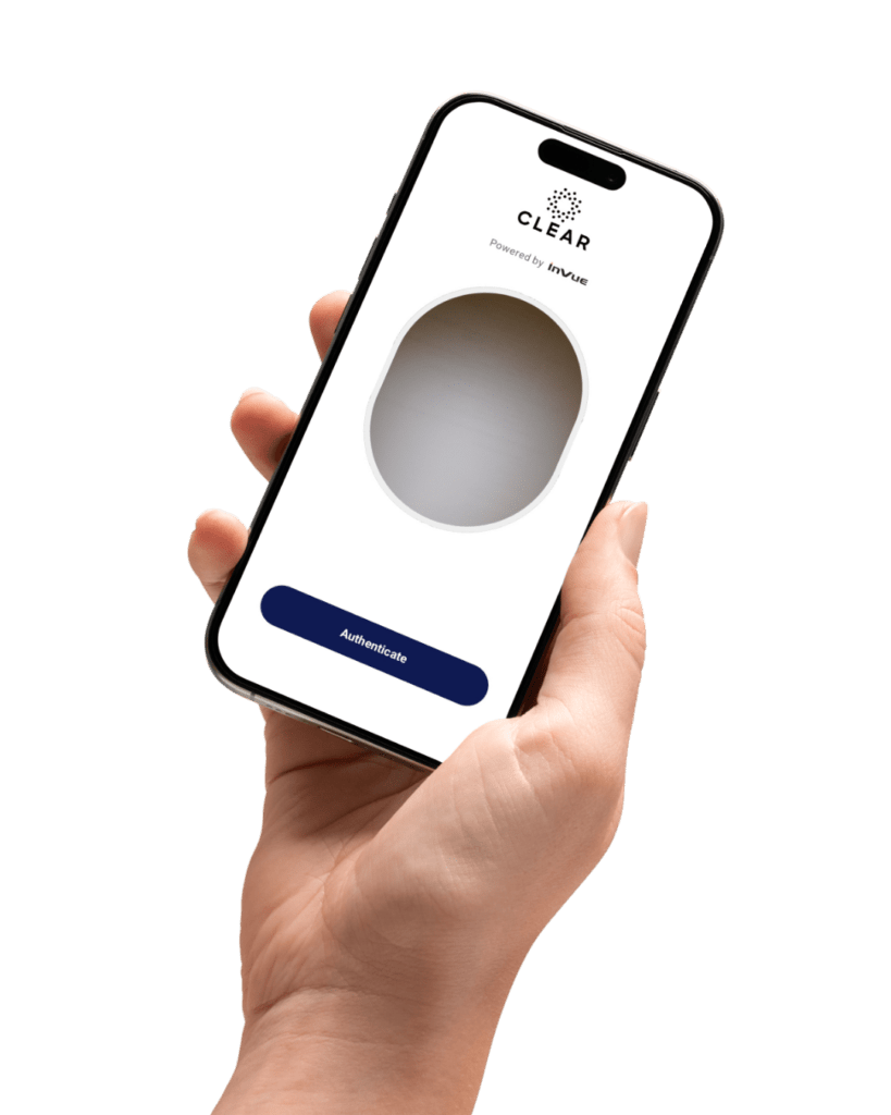 Hand, die ein Smartphone hält, auf dessen Bildschirm der CLEAR-Identitätsprüfungsbildschirm zu sehen ist, der von InVue für den Selbstzugang der Kunden bereitgestellt wird