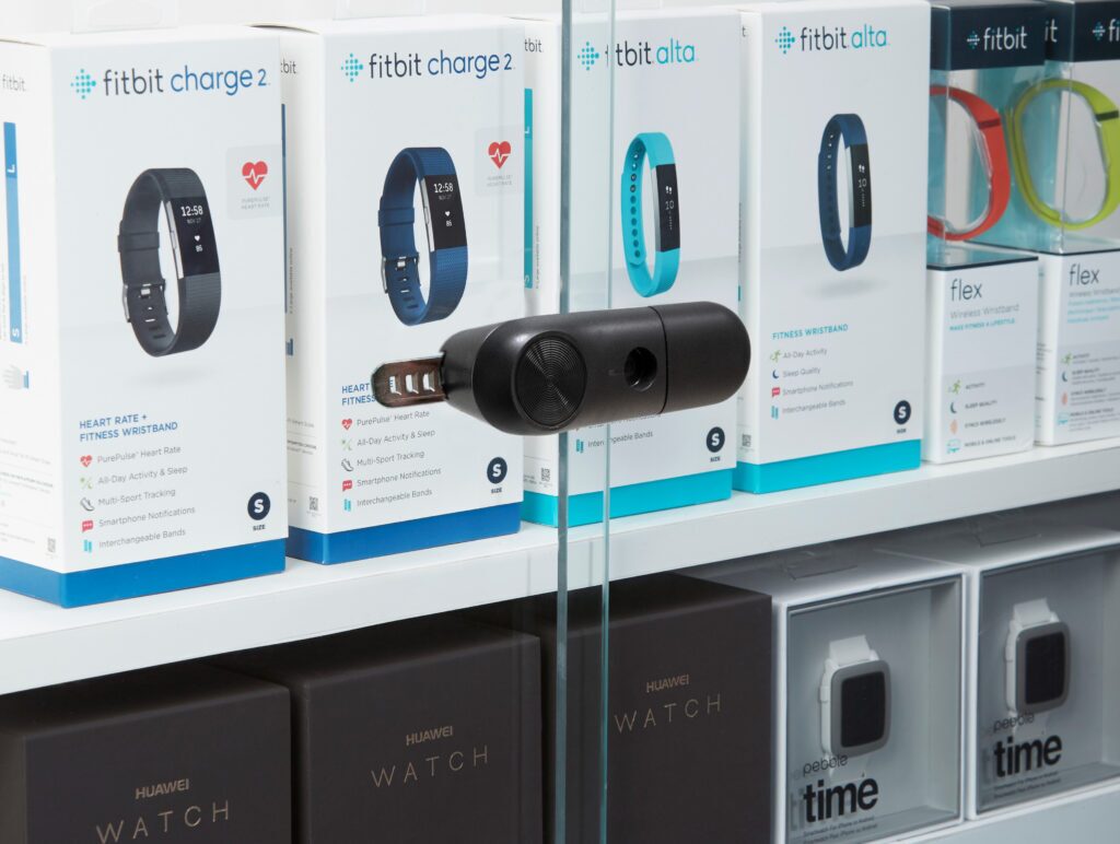 Nahaufnahme von „ InVue  “LIVE – „Slider Lock“ zur Sicherung von Glasschiebetüren an einer Vitrine für Wearables