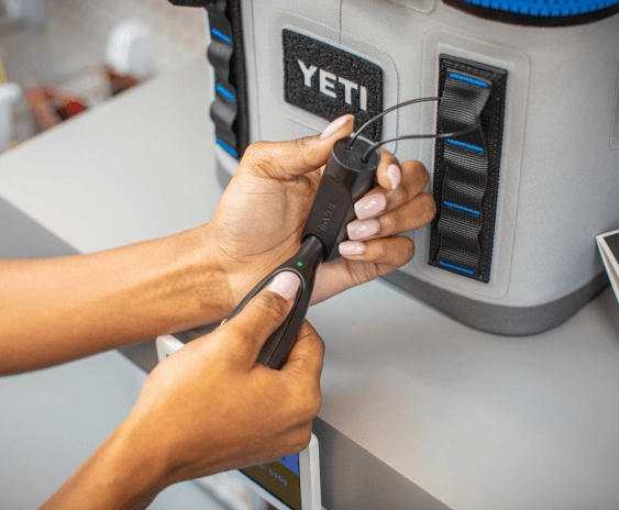 OneKEY entriegelt ein Schloss einer Yeti-Kühlbox