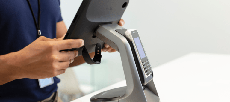 Hand mit Tablettenständer