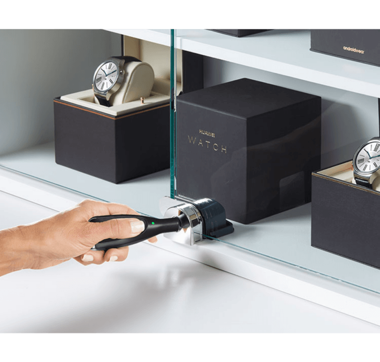 Selbstverriegelung Showcase Lock wird entriegelt durch OneKEY