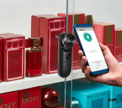 Smart Lock wird mit einem Telefon an einem Parfümkasten mit Glastüren entriegelt