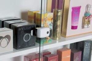 Ein Schloss für Glasvitrinen, das mit einem elektronischen Schlüssel funktioniert. Es dient zur Sicherung von Kosmetikartikeln.