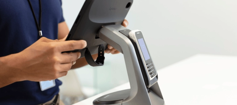 Hand mit Tablettenständer
