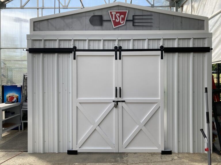 Padlock Sicherung eines großen Lagerraums bei Tractor Supply