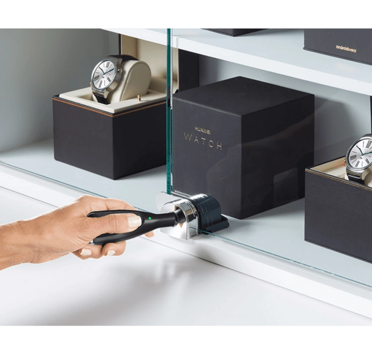 Selbstverriegelung Showcase Lock wird entriegelt durch OneKEY