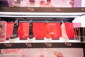 Ein Parfüm-Tester-Display mit Sicherheitslösungen, die jeden Tester schützen, gleichzeitig das Image der Kosmetikmarke aufwerten und den Kunden die Möglichkeit bieten, mit den Parfüms zu interagieren