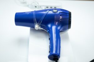 Sicherheitsvorrichtung zum Schutz eines Haartrockners vor Diebstahl.