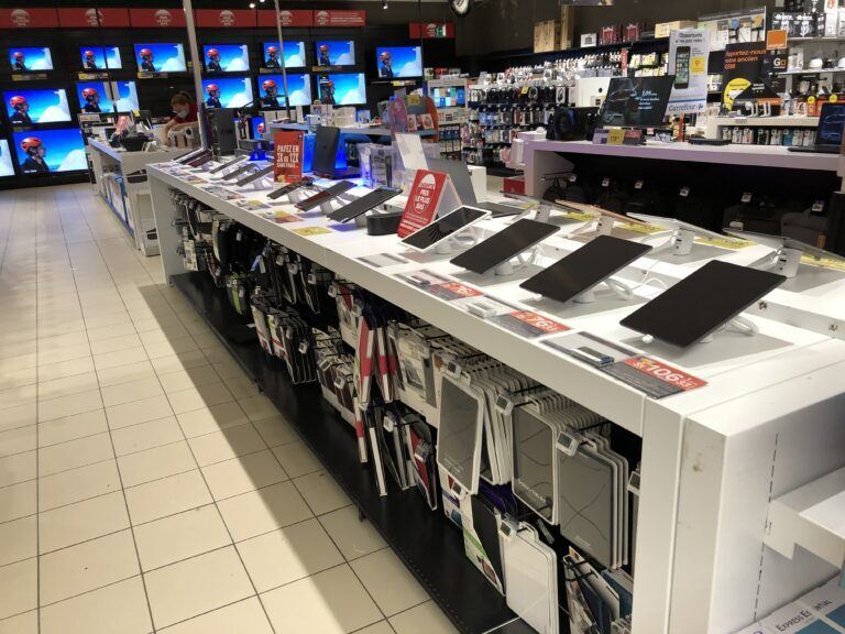Carrefour Belgien zeigt Tablets mit den Retail-Sicherheitslösungen von InVue
