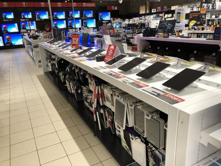 Carrefour Belgien zeigt Tablets mit den Retail-Sicherheitslösungen von InVue
