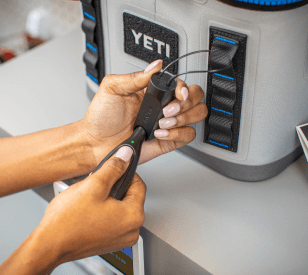 OneKEY Entriegeln eines an einer Yeti-Kühlbox befestigten Kabelschlossankers