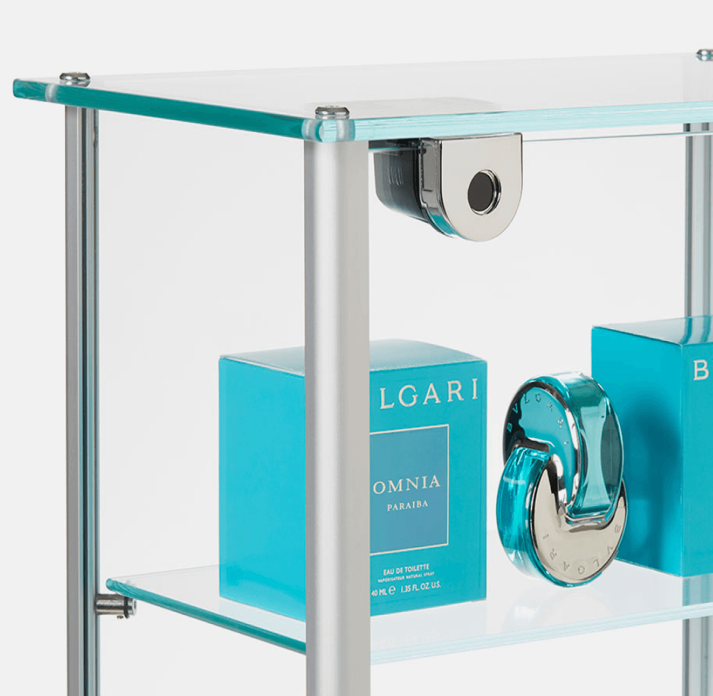 Selbstverriegelung Showcase Lock an einem Glaskasten mit Parfüm