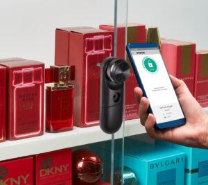 mKey auf einem Telefon zum Entsperren eines Smart Locks auf einer Glasvitrine