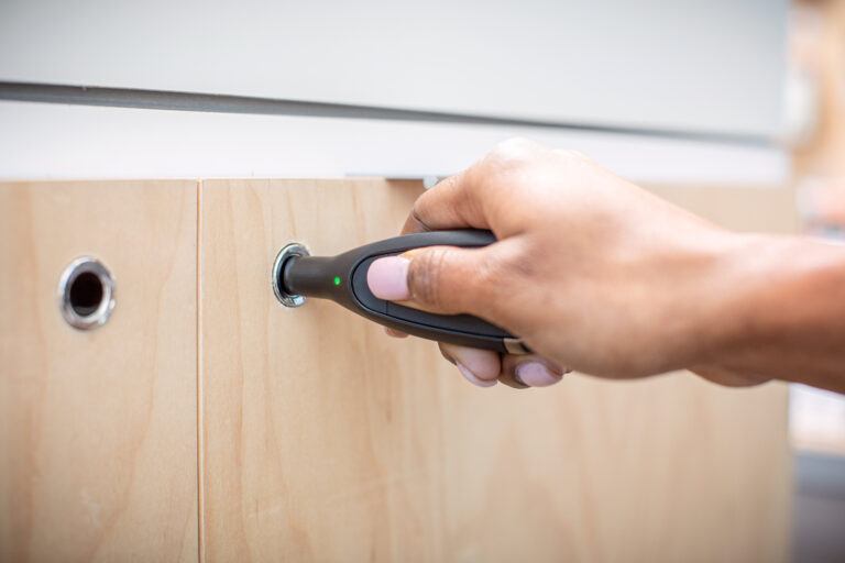 Frau Hand Entriegelung OneKEY Schloss