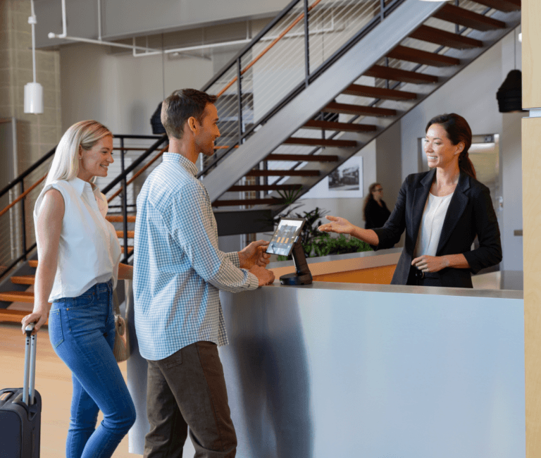 Mann und Frau mit Mitarbeiter und POS-Tabletsystem