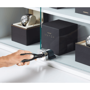 Selbstverriegelung Showcase Lock wird entriegelt durch OneKEY