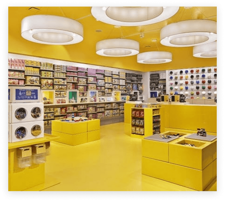 Buntes gelbes Interieur eines Lego Stores