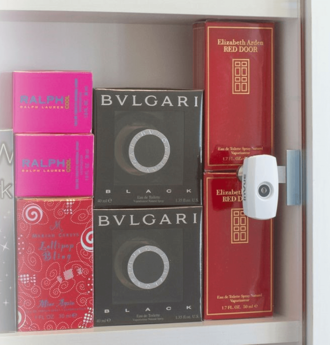Cam Lock auf einer ausschwenkbaren Glastür, die Parfümschachteln schützt