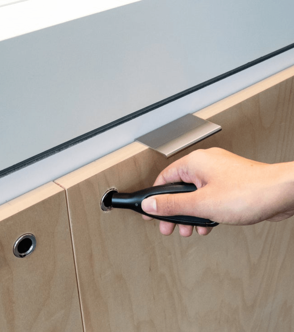 OneKEY Verschließen eines Holzschranks