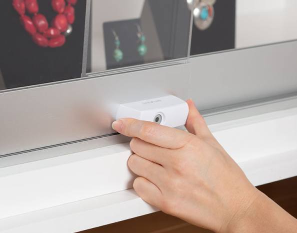 Smart Plunger Lock in Weiß wird von Hand entriegelt