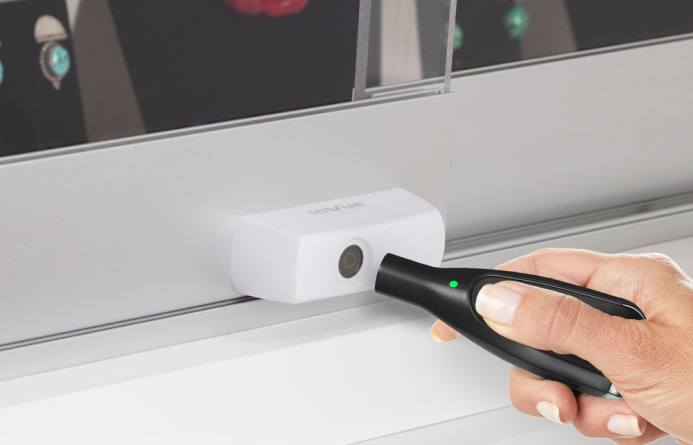 Smart Plunger Lock weiß wird mit OneKEY entriegelt