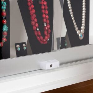 InVue Smart Plunger Lock in Weiß, entwickelt für fortschrittliche Sicherheitslösungen