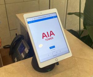 Weißes Tablet auf schwarzem Tablet-Ständer im AIA-Turm