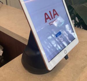 Weißes Tablet auf schwarzem Tablet-Ständer im AIA-Turm