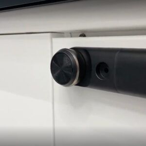 Smart Lock auf einem weißen Schrank