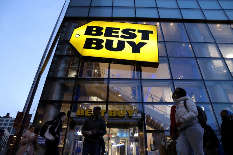 Best Buy-Logo auf dem Gebäude