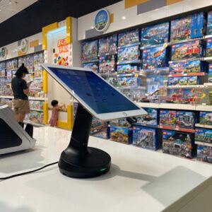 Tablet auf schwarzem Sicherheitsgerät im Lego Store