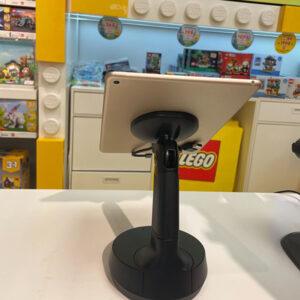 Tablet auf schwarzem Sicherheitsgerät im Lego Store