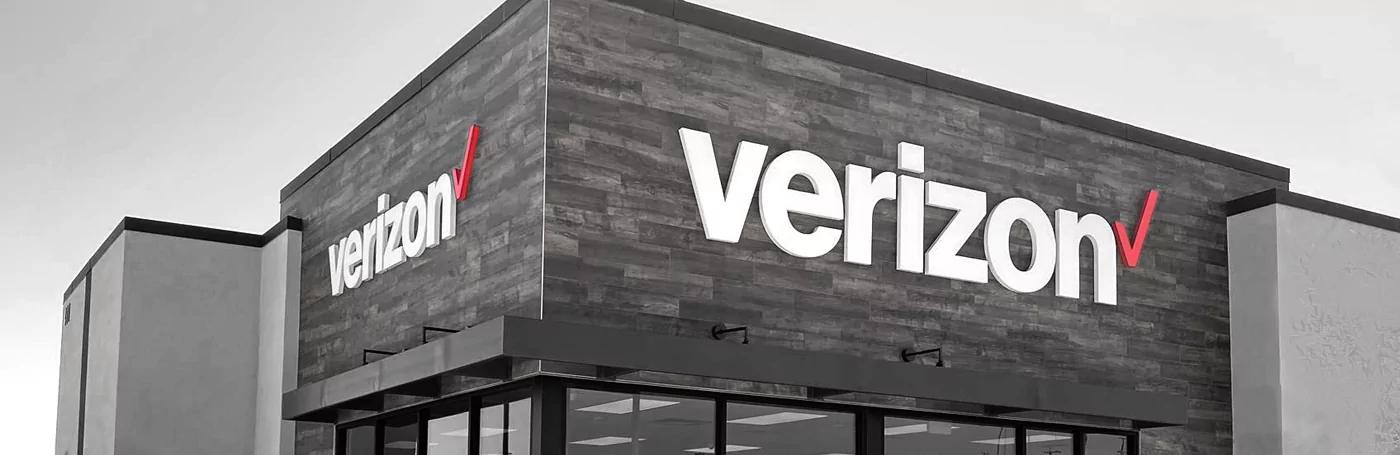 Außenansicht eines Verizon-Geschäfts mit Logo